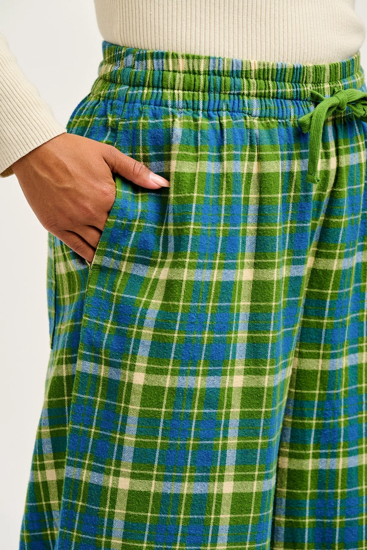 chuck__wide_leg_cotton_trousers_in_green__blue_elsie_tartan_print_4.webp Lucy & Yak Chuck - Wide Leg Cotton Trousers in Green & Blue Elsie Tartan Print