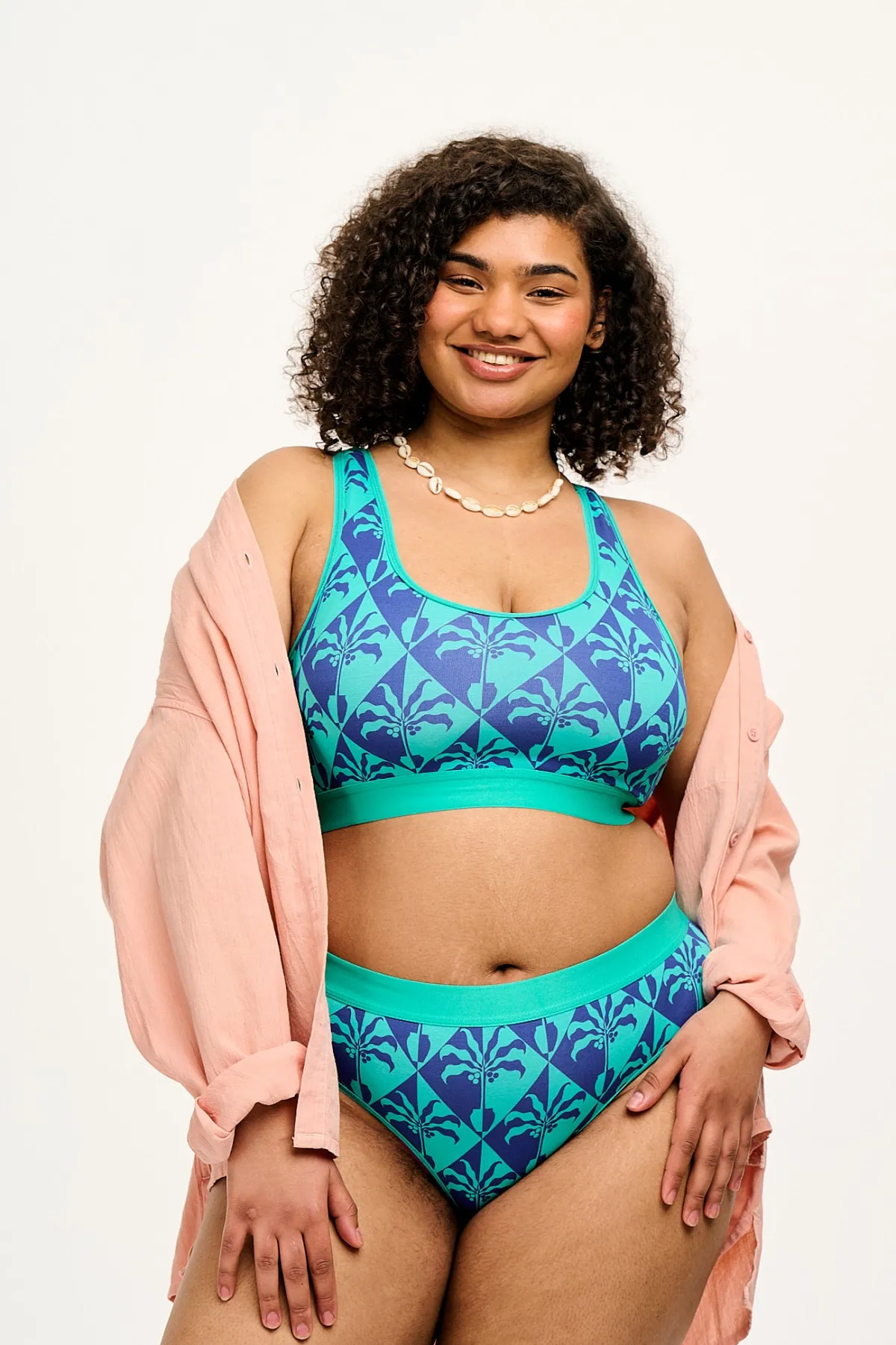 le_iona__racer_back_cotton__bamboo_crop_top_in_artist_print_by_tara_khorzad_3.webp Lucy & Yak L.E. Iona - Racer Back Cotton & Bamboo Crop Top in Artist Print by Tara Khorzad