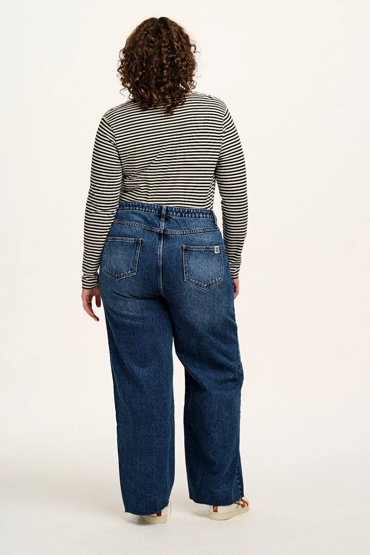 rey__long_sleeve_cotton_top_in_black__white_stripe_2.webp Lucy & Yak Rey - Long Sleeve Cotton Top in Black & White Stripe